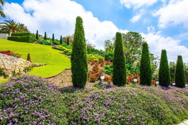 Muhteşem renkli bahçeler, çiçek yatakları, selvi ağaçları ve yeşil çimenler hacıları ve turistleri cezbediyor. İsrail. Mount Carmel, Hayfa 'dan görüntü. Açık güneşli gün 