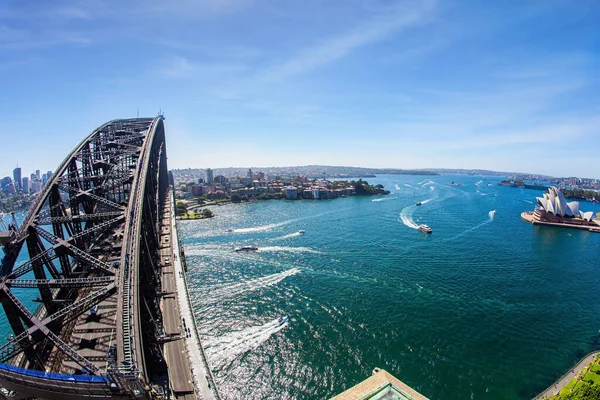 シドニー港橋はシドニー最大の橋です 港の絵のように美しい海岸に沿って観光船でボート旅行 世界的に有名なシドニー オペラハウス — ストック写真