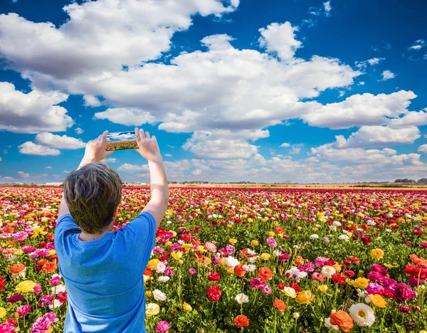 春天的花地 花园的蝴蝶 在手机上穿着蓝色T恤照片的青少年 植物学 环境和摄影旅游的概念 — 图库照片
