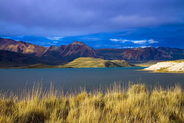 紺碧の水と巨大な湖 パタゴニアの乾燥した草原と冷たい山々の急な斜面 アルゼンチンのロス グラシアレス公園 アクティブ 極端な写真観光の概念 — ストック写真
