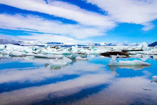 雲が最大の氷河ラグーンジョクルサウロンの滑らかな水に反映されます 白と青の氷山と氷の流れ アイスランド 寒い初夏の朝 北部と写真観光の概念 — ストック写真