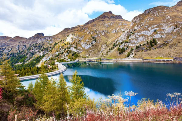 マルモラーダ山の麓にある壮大な湖 フェダヤ イタリア ドロミテ フェダヤのパス 壮大なダムは湖の水位を上げます — ストック写真