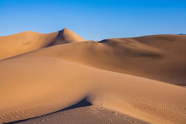 アメリカ カリフォルニア州 簡単にアクセスできる砂丘は道路190に沿って位置しています 魔法の砂漠の朝 非常に平らな砂丘 デスバレーの砂丘 アクティブと写真観光の概念 — ストック写真