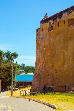 İsa Kalesi. Beş kaleli bir kale. Köşe kalesi ve yasal boşluklar. Kenya, Mombasa 'da ortaçağ tahkimatı. Tarihi, eğitici ve fotoğraf turnuvası konsepti