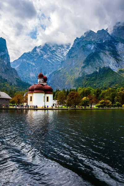 科尼格斯山湖在巴伐利亚看到了绝妙的美景 这个湖被高山环绕着 离开教堂圣巴多罗缪 生态和摄影旅游的概念 — 图库照片
