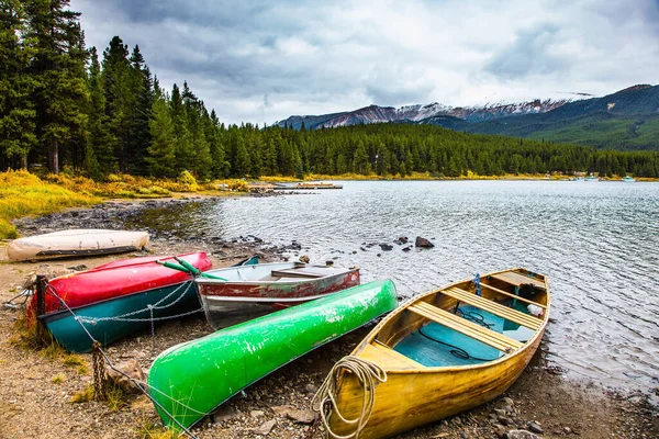 Multicolored Boats Canoes Dry Lakeside Cold Cloudy Fall Day Canadian — Stock Photo, Image