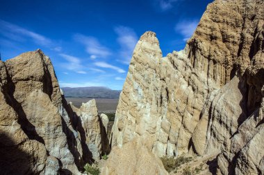  Dar geçitlerle ayrılan sivri uçlu tepeler ve tepeler. Yeni Zelanda, Güney Adası. Clay Cliffs. Görkemli doğal kara oluşumları. Aşırı, doğal ve fotoğraf turizmi kavramı