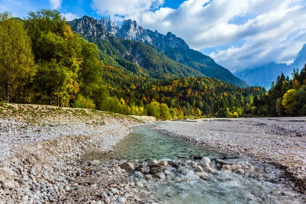 著名的特里格拉夫公园前往东朱利安阿尔卑斯山 难以置信的斯洛文尼亚 贾斯纳湖的海岸伟大的Pysnitsa Stream 山上长满了茂密的混交林 — 图库照片