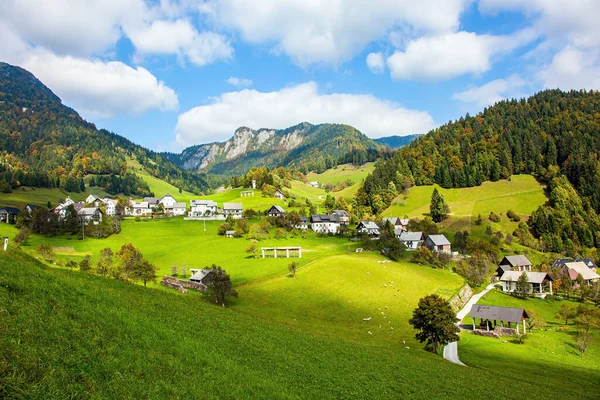 Pequeño Pueblo Valle Montañoso Viajar Eslovenia Pintorescos Alpes Julianos Hermoso — Foto de Stock