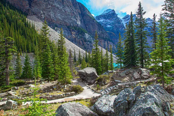 Otoczenie Górskiego Jeziora Moraine Chmurny Zimny Jesienny Dzień Wspaniałe Canadian — Zdjęcie stockowe