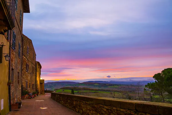 Toscana Borde Del Cielo Vuelve Rosado Pintoresco Valle Fotografiado Desde —  Fotos de Stock