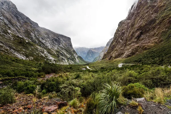 Falésias Frias Cobertas Musgo Majestosas Montanhas Íngremes Nas Nuvens Nevoeiros — Fotografia de Stock