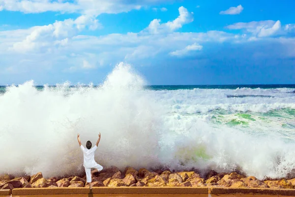Mulher Realiza Asana Ioga Tempestade Inverno Mar Mediterrâneo Surfe Espumoso — Fotografia de Stock