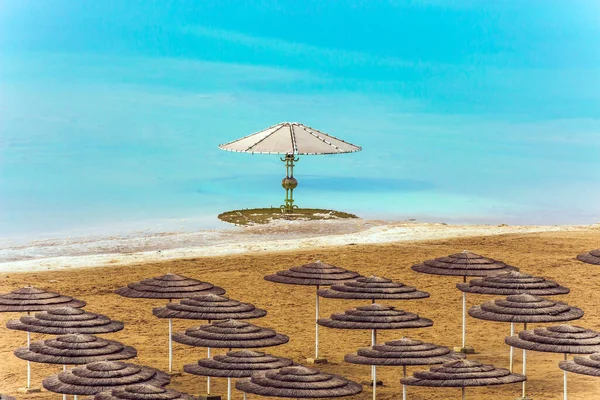 Famoso Mar Morto Cura Misty Manhã Inverno Guarda Sol Praia — Fotografia de Stock