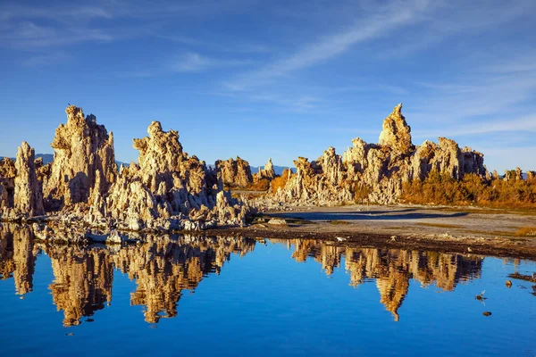 Magische Zonsopgang Het Meer Kalktuftorens Met Bizarre Vormen Rijzen Vanaf — Stockfoto