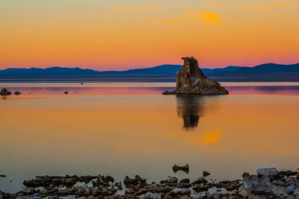 Mono Lake Είναι Μια Αλμυρή Λίμνη Στην Καλιφόρνια Μαγικό Ηλιοβασίλεμα — Φωτογραφία Αρχείου