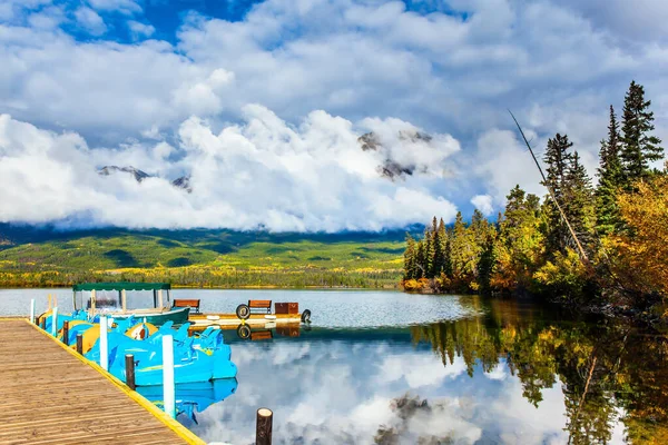 Pyramid湖 加拿大落基山脉寒冷的阳光灿烂的一天 平静的冷水反映了天空和茂密的积云 游客和渔船的船坞 — 图库照片