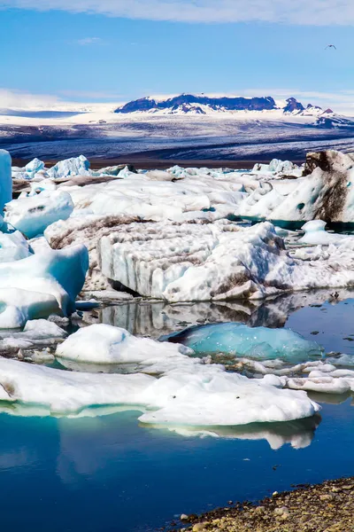 Lagoa Jokulsaurloun Islândia Gelo Está Coberto Cinzas Vulcânicas Icebergs Brancos — Fotografia de Stock