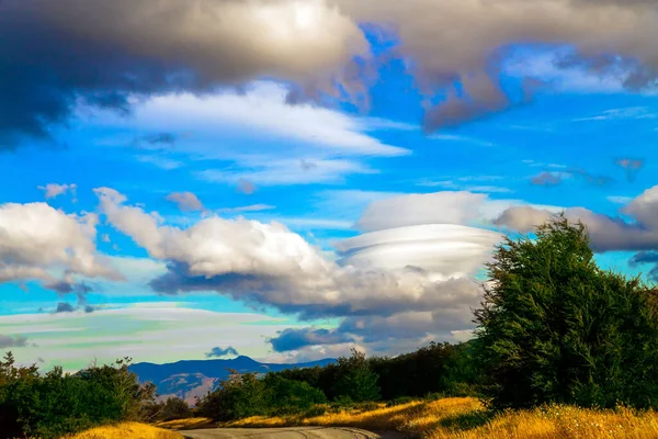 南半球 巴塔哥尼亚的云彩托雷斯 培恩宏伟的公园在发黄的草地之间的肮脏的道路上 极端旅游和摄影旅游的概念 — 图库照片