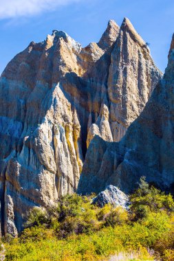 Dar geçitlerle ayrılan sivri uçlu tepeler ve tepeler. Clay Cliffs. Yeni Zelanda, Güney Adası. Görkemli doğal kara oluşumları. Aşırı, doğal ve fotoğraf turizmi kavramı
