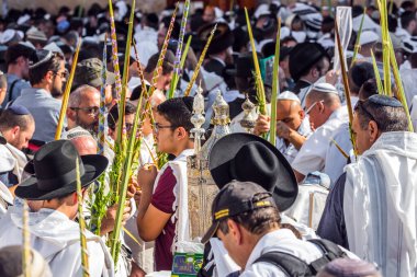 JERUSALEM, ISRAEL - 26 Eylül 2018: batı yamacında dokunaklı bir tören. Batı Duvarı 'nda dua eden Yahudiler beyaz Talit' e sarılmış halde. Cohanim 'in kutsaması. Hac kavramı 