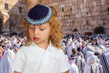 Yarmulke 'li küçük Yahudi çocuk. Kudüs 'teki Tapınak Dağı' nda ayin. Cohenim 'in kutsaması. Batı Duvarı 'nda dua eden Yahudiler. Dini ve fotoğraf turizmi kavramı