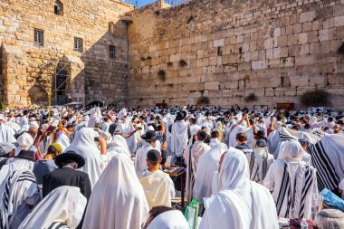 İsrail. Cohanim 'in kutsaması. Batı Duvarı 'nda dua eden Yahudiler beyaz Tallit' e sarılmış halde. Kudüs 'teki Tapınak Dağı' nın batı yamacındaki tören. Dini ve fotoğraf turnuvası konsepti