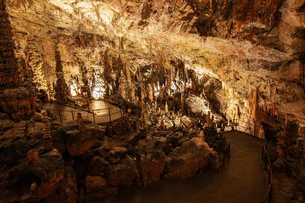 Jaskinia Postojna Słowenii Fantastycznie Oświetlone Podziemne Pałace Stalaktytami Stalagmitami Olbrzymi — Zdjęcie stockowe