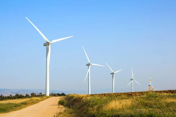 イスラエルだ 風力発電機 ギルボア山の風力発電所 電気エネルギーを生成するための近代的な機器 環境保護と写真観光の概念 — ストック写真