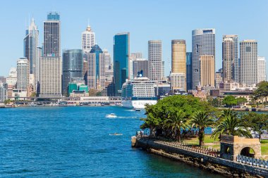 Sidney Avustralya 'daki en büyük ve en eski şehirdir. Sydney limanı. Meşhur Sydney Limanı. Limanın pitoresk kıyıları boyunca bir turist teknesiyle tekne gezisi 
