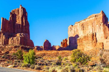 Resimli kırmızı-kahverengi kumtaşı kayalıkları eşsiz bir manzara oluşturur. Eşsiz kaya bileşimleri doğal kaynaklıdır. ABD 'deki Arches Park' ın muhteşem güzelliği.. 