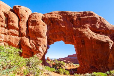Kuzey Pencere ve Güney Pencere Kemerleri. ABD 'deki Arches Park' ın güzelliği. Resimli kırmızı-kahverengi kumtaşı kayalıkları eşsiz bir manzara oluşturur. Görkemli kaya bileşenleri doğal kaynaklıdır.. 