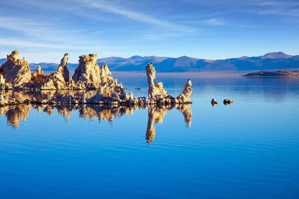 莫诺湖是加州的一个盐湖 世界上最自然的奇迹是莫诺湖 湖底升起了形状古怪的石灰塔 — 图库照片