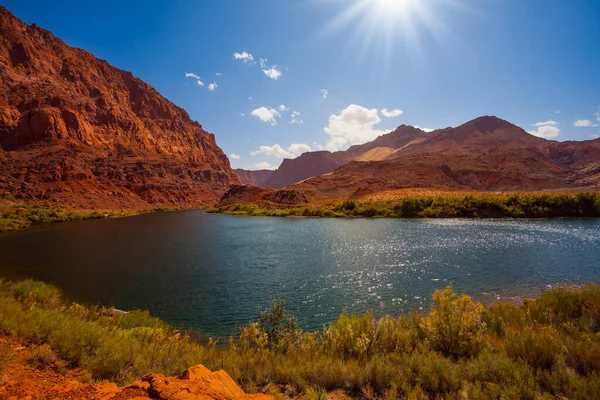 Ampio Fiume Sponde Arenaria Rossa Giornata Sole Calda Luminosa Lee — Foto Stock