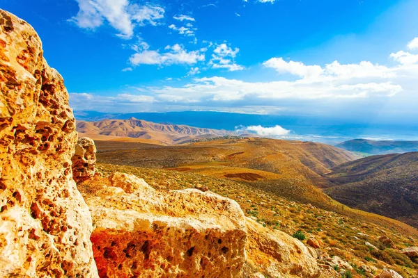 传说死海 以色列 古色古香的梯形山环绕着死海疗伤的海水 夕阳西下的阳光照亮了风景秀丽的山丘 — 图库照片