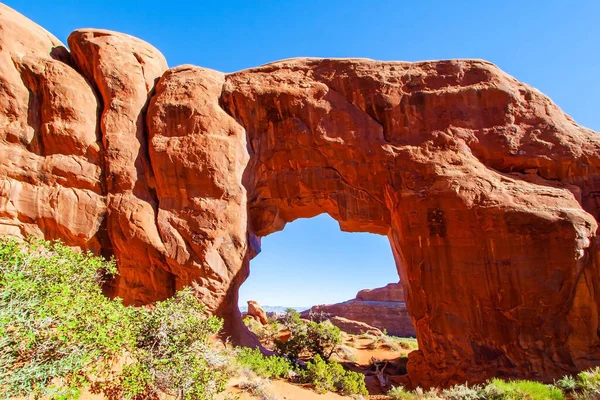 Kuzey Pencere ve Güney Pencere Kemerleri. ABD 'deki Arches Park' ın güzelliği. Resimli kırmızı-kahverengi kumtaşı kayalıkları eşsiz bir manzara oluşturur. Görkemli kaya bileşenleri doğal kaynaklıdır.. 