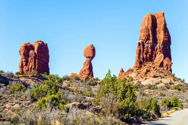 Evenwichtige Rots Schilderachtige Roodbruine Zandstenen Kliffen Vormen Een Uniek Landschap — Stockfoto