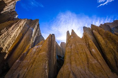  Gün batımı. Muazzam kil, kil kayalıkları dar vadilerle ayrılmış. Yeni Zelanda. Egzotik, aşırı, doğal ve fotoğraf turizmi kavramı