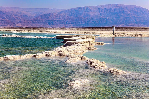 Izraelskie Wybrzeże Morza Martwego Fotograf Profesjonalnym Aparatem Fotograficznym Robi Zdjęcia — Zdjęcie stockowe