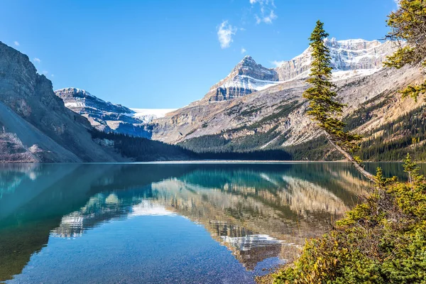 加拿大落基山脉 冰湖鞠躬 清澈碧水 高山反映在平静的湖水中 秋天里阳光明媚 — 图库照片