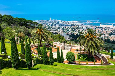 Mount Carmel 'den Haifa' nın uluslararası limanına. Deniz kenarında güneşli bir gün. İsrail. Muhteşem renkli bahçeler, çiçek yatakları, selvi ağaçları ve yeşil çimenler turistleri cezbediyor.. 