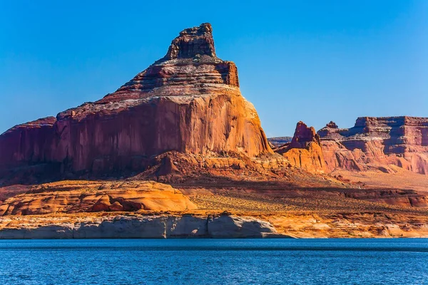 Turné Fritidsbåt Konstgjord Reservoar Lake Powell Grandiosa Klippor Röda Sandstensutdrag — Stockfoto