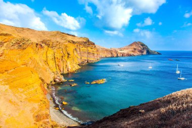 Madeira adasının batı kıyısı - yatları ve tekneleri olan kayaların arasındaki körfez. Madeira Atlantik 'teki bir adadır. Kör edici güneş. Aktif, ekolojik ve fotoğraf turizmi kavramı