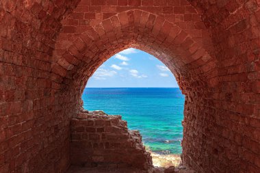 Apollonia Park, İsrail. Akdeniz kıyısı. Ortaçağ Arsuf Kalesi ve Haçlı Kalesi 'nin resimli kalıntıları.. 