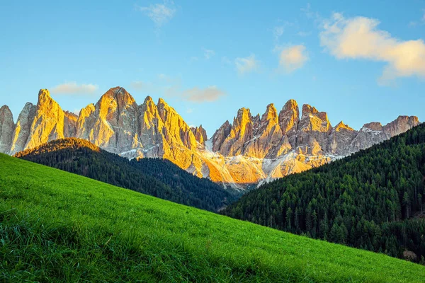 Pôr Sol Florestas Densas Crescem Nas Encostas Das Montanhas Majestosas — Fotografia de Stock