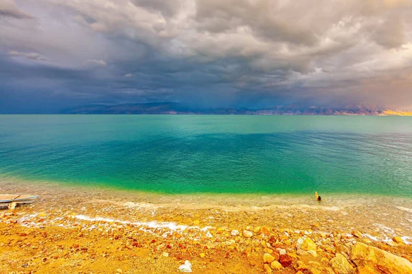 Mrtvé Moře Uzavřené Slané Jezero Izraelské Pobřeží Smutná Obloha Temnými — Stock fotografie