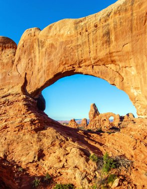 Kuzey Penceresine doğru taret kemeri. ABD 'deki Arches Park' ın güzelliği. Resimli kırmızı-kahverengi kumtaşı kayalıkları eşsiz bir manzara oluşturur. Görkemli kaya bileşenleri doğal kaynaklıdır.. 