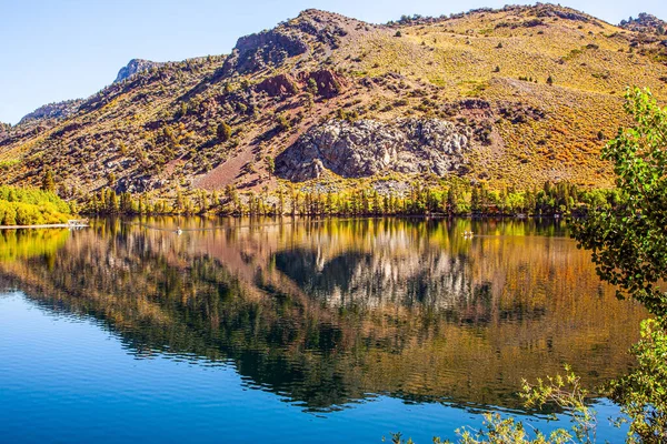 Het Gladde Oppervlak Van Het Water Weerspiegelt Lucht Bergen Het — Stockfoto