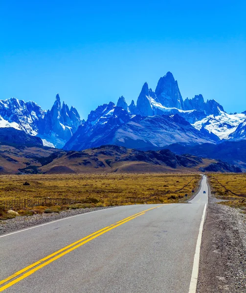 Patagonya Çölünden Geçen Otoban Muhteşem Fitzroy Sıradağlarına Çıkar Dağlara Giden — Stok fotoğraf