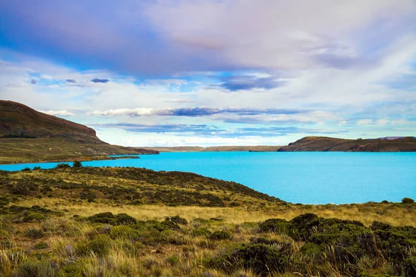 Los Glaciares自然公园是阿根廷最美丽的 蓝色的水和干旱的巴塔哥尼亚草原组成的巨大的湖泊 积极旅游和摄影旅游的概念 — 图库照片